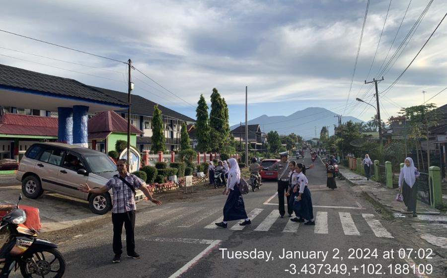 Wujud Kamseltibcar Lantas, Sat Lantas Polres Bengkulu Utara Bantu Menyebrangkan Anak Sekolah