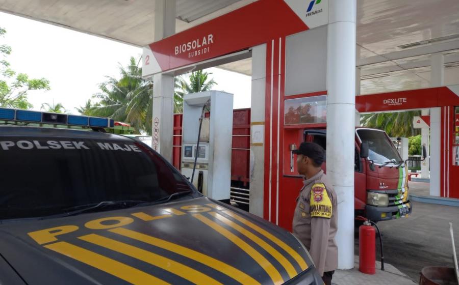 Personel Polsek Maje Lakukan Pengawasan Pengisian BBM di SPBU Air Nurman Jaya 