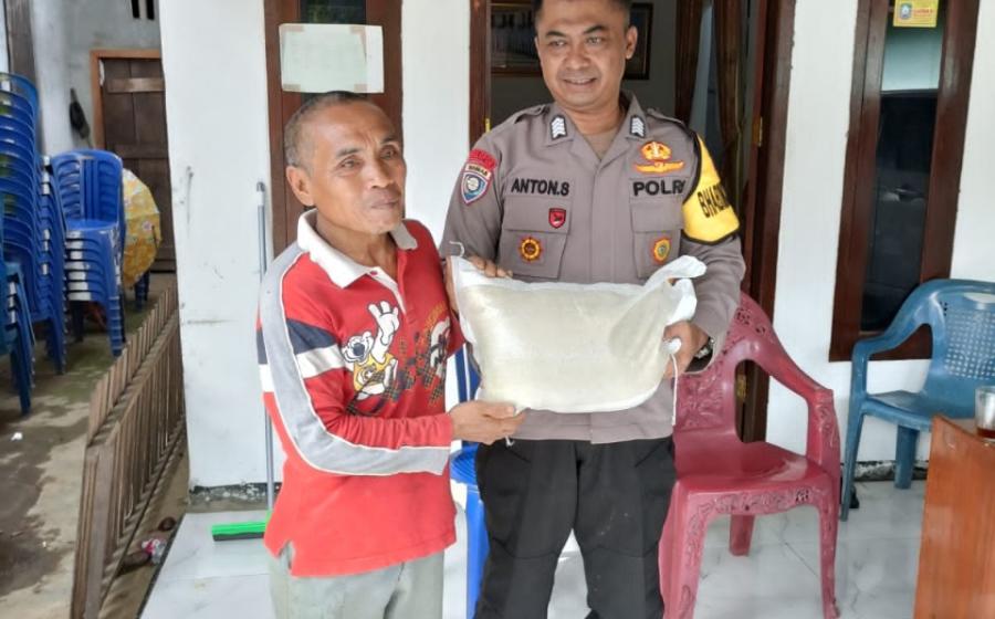Selasa Berbagi, Polsek Padang Guci Hulu Bagikan 10 Kg Beras kepada Warga Kurang Mampu 