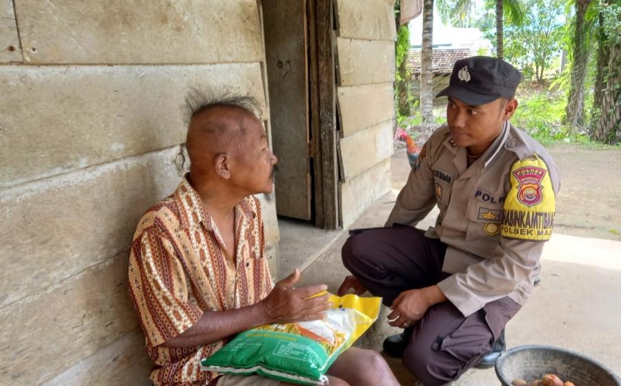 Sakit Menahun, Warga Desa Pardasuka Terima Bantuan Beras dari Polsek Maje 