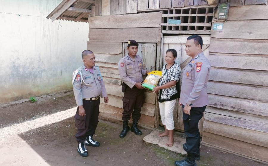 Polri Peduli, Polsek Tanjung Kemuning Berikan Bantuan Sembako kepada Warga Kurang Mampu