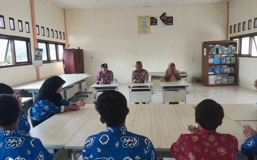 Polres Kaur Gelar Sosialisasi Tentang Bahaya Samcodin dan Obat Obatan Terlarang di SMKN 8 Kaur 