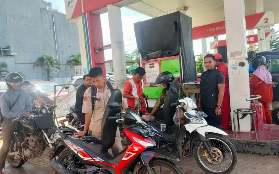 Cek Bahan Bakar Minyak di SPBU, Polsek Ketahun Lakukan Patroli Serta Sampaikan Kamtibmas