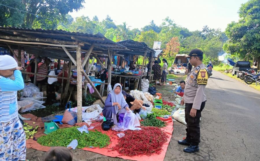 Bhabinkamtibmas Sambang Pasar Tradisional Sampaikan Pesan Kamtibmas