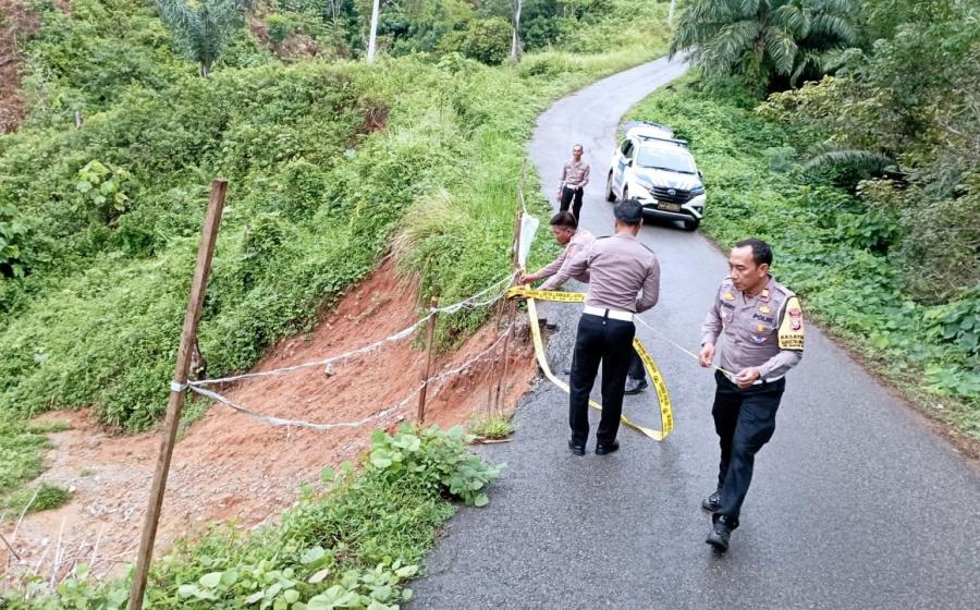 Pastikan Pengguna Jalan Lintas Kaur Aman, Polisi Pasang Police Line pada Jalan Abrasi