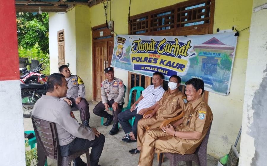 Bhabinkamtibmas Polsek Maje Jumat Curhat Bersama Masyarakat Tanjung Beringin 