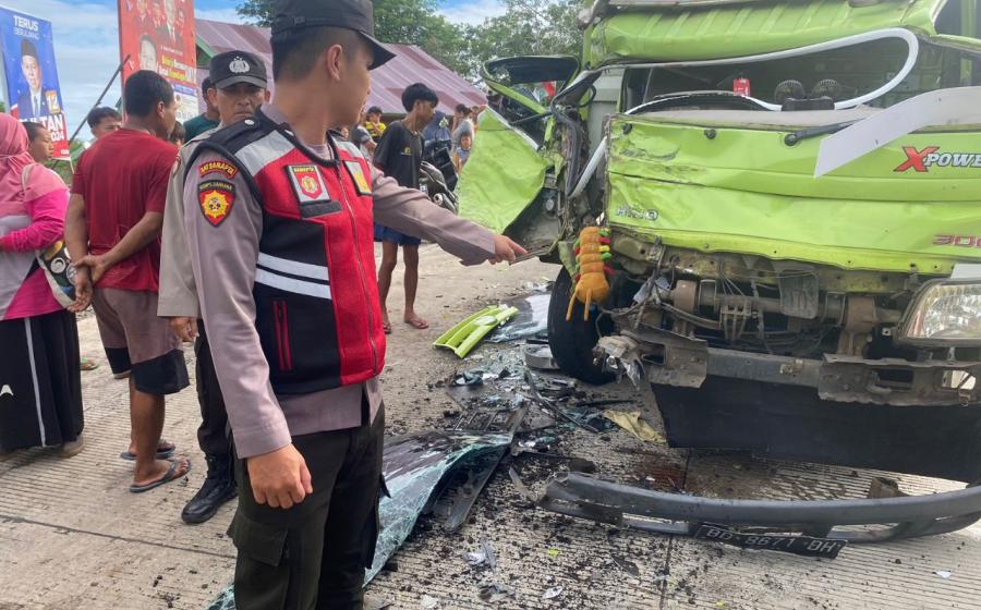 Truck Batu Bara VS Truck Batu Bara Adu Kambing, 1 Orang Luka Berat