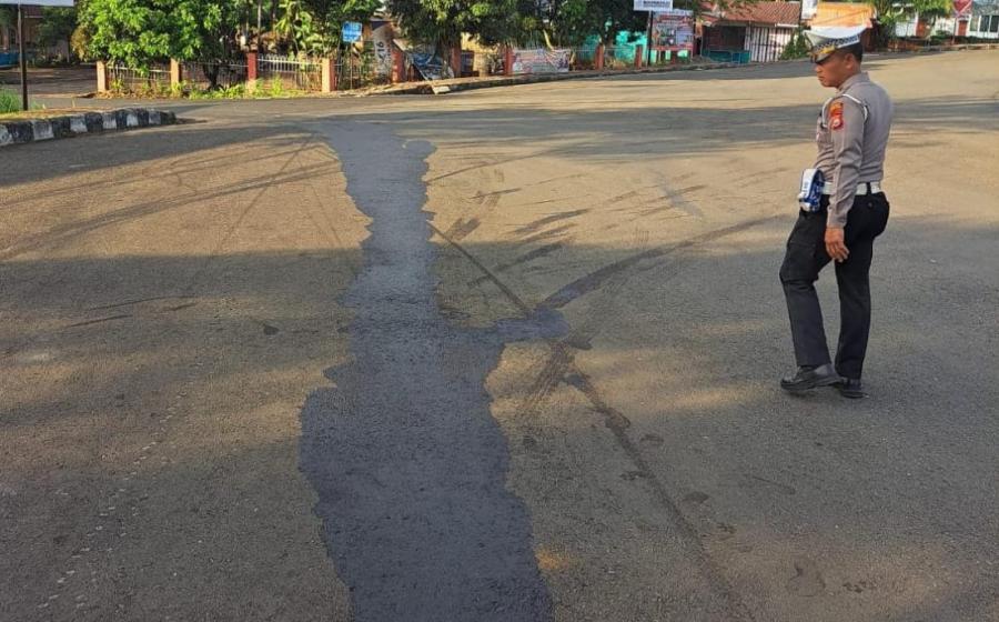 Terjadi Tumpahan Oli di Simpang Bundaran Arga Makmur, Pengguna Jalan Diimbau Berhati-Hati