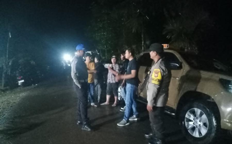 Polsek Muara Sahung Monitoring dan Lakukan Pengamanan Kunjungan Gubernur Bengkulu di Desa Ulak Bandung