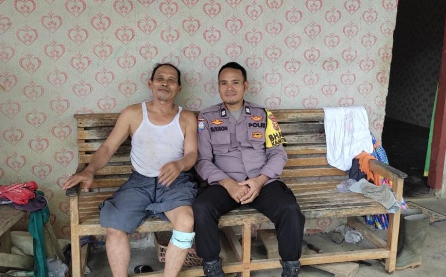 Peduli kepada Warganya, Bhabinkamtibmas Polsek Padang Jaya Jenguk Warga yang Sakit