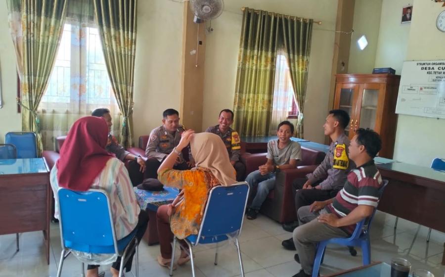Bhabinkamtibmas Sambangi Tokoh Masyarakat di Desa Cucupan Sampaikan Imbauan Waspada Terhadap Perubahan Cuaca 