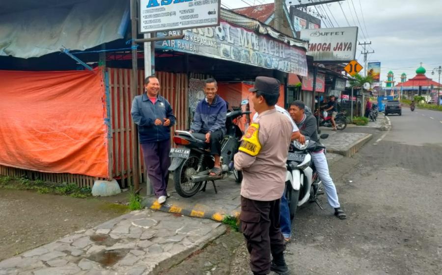 Sambang Dialogis, Bhabinkamtibmas Polsek Curup Sampaikan Imbauan Kamtibmas Jelang Pemilu 2024