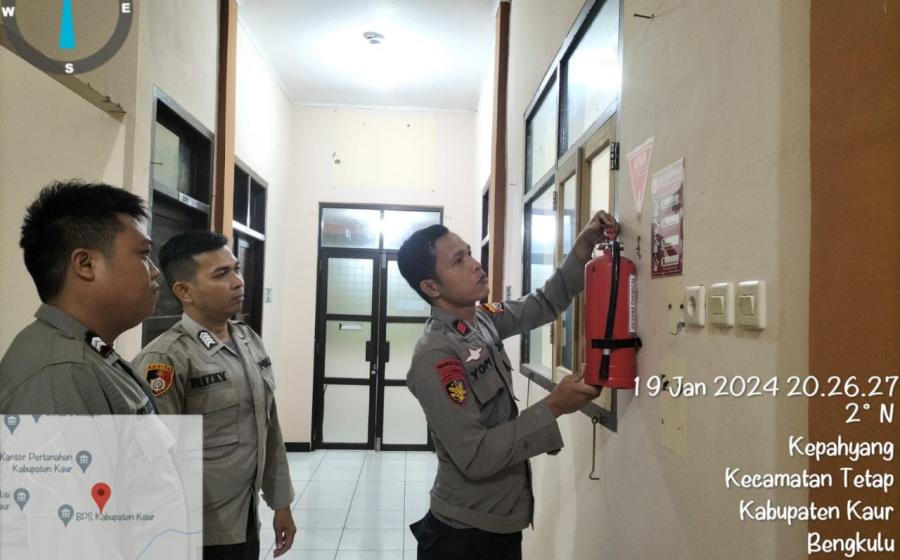 Tingkatkan Kewaspadaan dan Peduli Lingkungan Polres Kaur Gelar Patroli di Kantor Bawaslu 