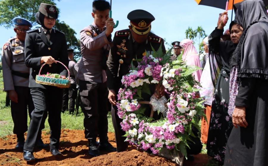 Kapolres Bengkulu Utara Memimpin Prosesi Pemakaman Personel Polsek Air Besi