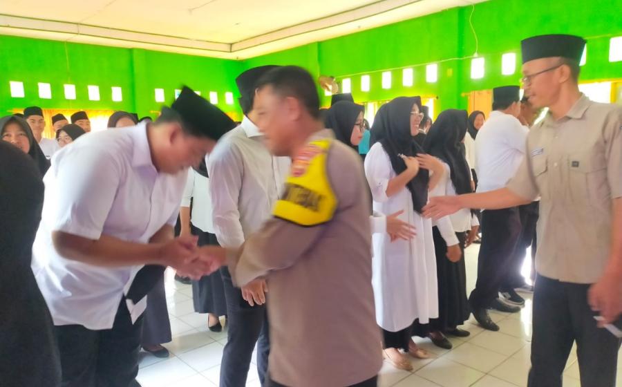 Kanit Intelkam Beserta Bhabinkamtibmas Polsek Kaur Selatan, Hadiri Pelantikan PTPS Se-Kecamatan Kaur Selatan