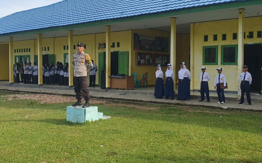 Police Go To School, Bhabinkamtibmas Ajak Guru dan Siswa SMPN 23 Kaur Jaga Keamanan dan Ketertiban Sekolah
