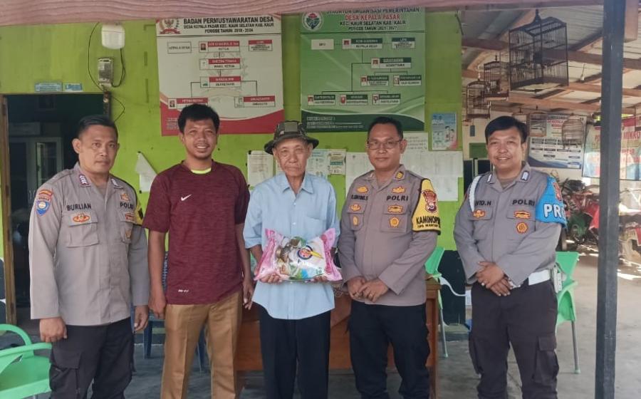 Kabag SDM Bagikan Bantuan Selasa Berbagi Polres Kaur kepada Warga Kurang Mampu 