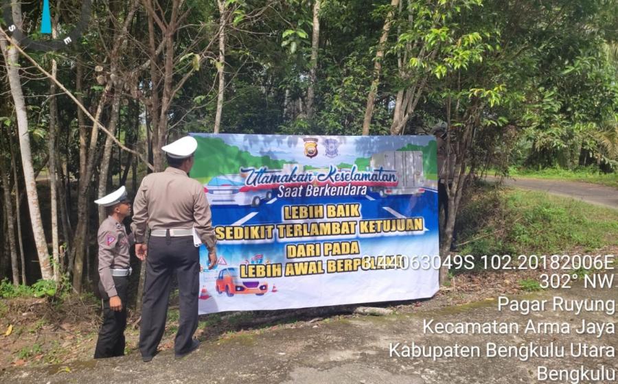 Personil Kamsel Sat Lantas Polres BU Pasang Spanduk Keselamatan Berlalu Lintas
