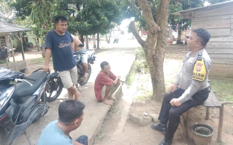Ngobrol Bersama Warga, Bhabinkamtibmas Sampaikan Imbauan Kamtibmas