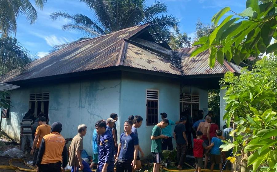 Polsek Tanjung Kemuning Datangi TKP Rumah Warga yang Mengalami Kebakaran 