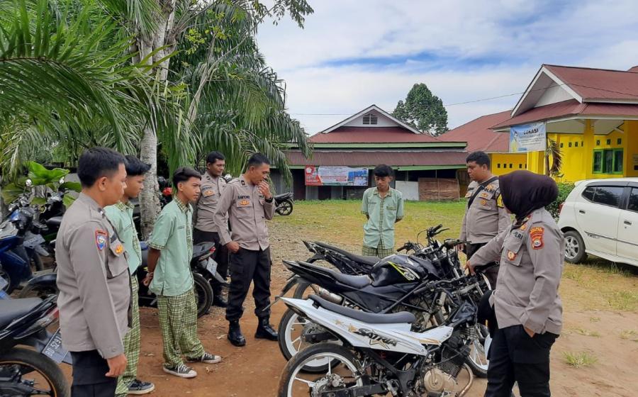 Polsek Kerkap Lakukan Razia Zero Knalpot Brong di Sekolahan dengan Sasaran Kendaraan Para Pelajar