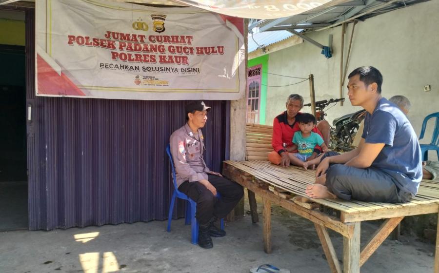 Jumat Curhat di Desa Bungin Tambun, Polsek Padang Guci Hulu Dengarkan Keluhan dan Sampaikn Imbauan Kmatibmas kepada Warga 