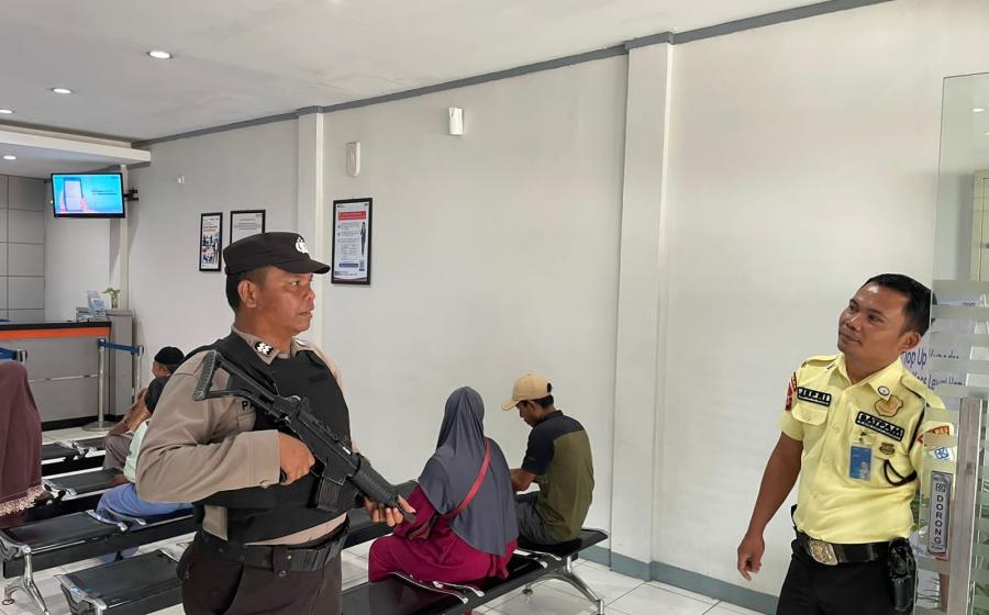 Jamin Keamanan Bertransaksi Anggota Polsek Ketahun Laksanakan Pam Obvit Di Bank BRI