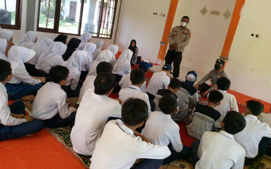 Police Goes To School, Bhabinkamtibmas Polsek Maje Sampaikan Arahan Tertib Berlalu Lintas di SMPN 33 Kaur