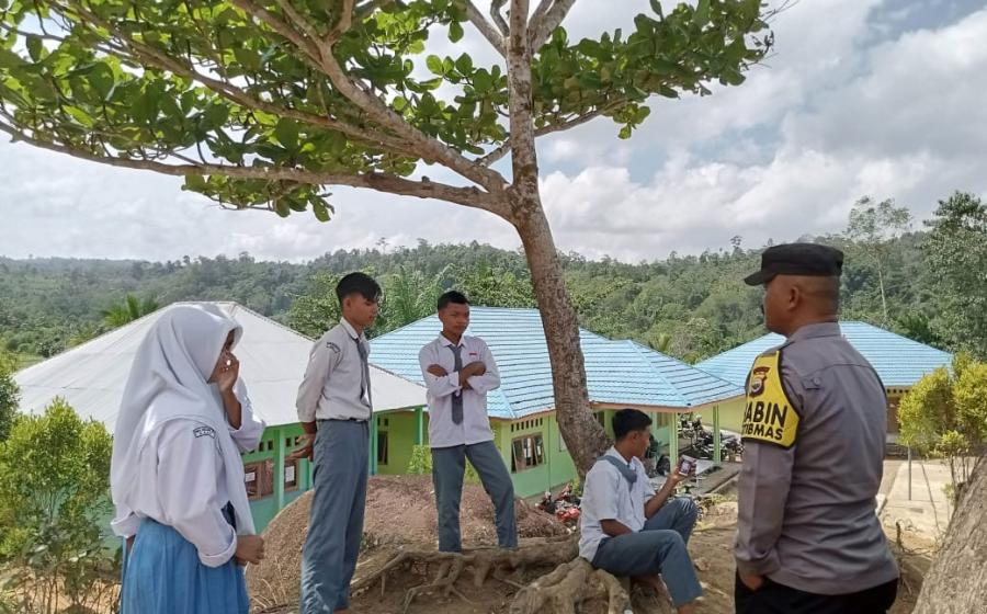 Sambangi SMAN 08 Kaur, Personel Polsek Muara Sahung Sosialisasi Bahaya Narkoba