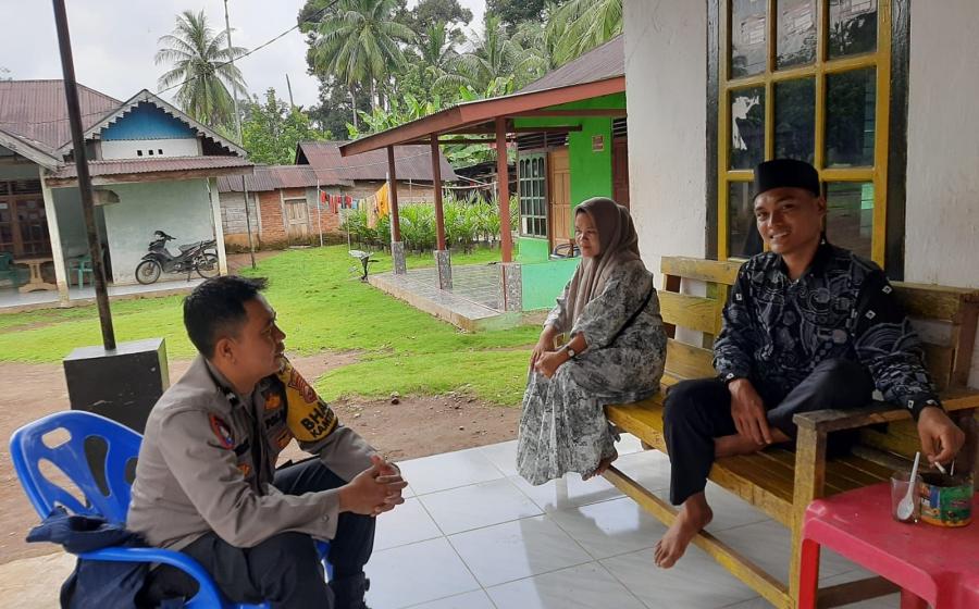 Wujudkan Keamanan Desa Binaan, Bhabinkamtibmas Polsek Kerkap Sambang Warga Sampaikan Pesan-Pesan Kamtibmas.