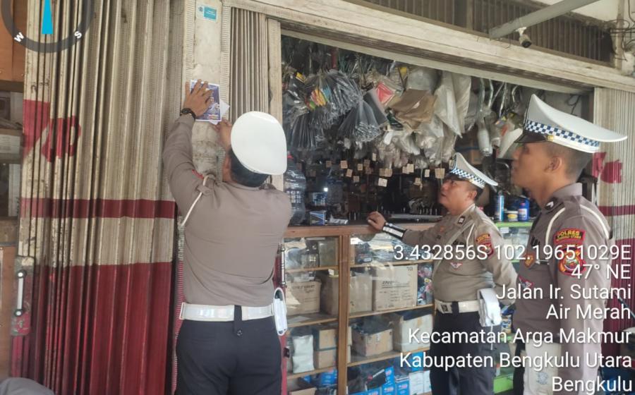 Satlantas Polres Bengkulu Utara Bagikan Stiker Dan Larang Masyarakat Menggunakan Knalpot Tidak Sesuai Spesifikasi Teknis