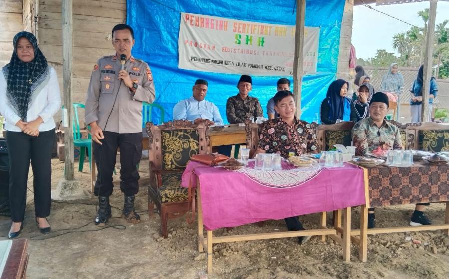 Kapolsek Nasal Hadiri Penyerahan Sertifikat Tanah Oleh Wakil Bupati di Desa Ulak Pandan 