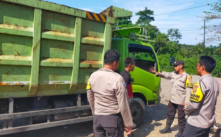 Bhabinakmtibmas Berikan Imbauan Para Sopir Batubara di Larang Melintasi Jalur Urai - Bintunan