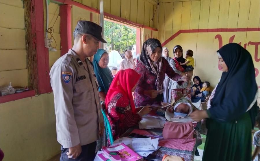 Polisi Peduli Kesehatan Dengan Hadiri Posyandu di Desa Giri Kencana