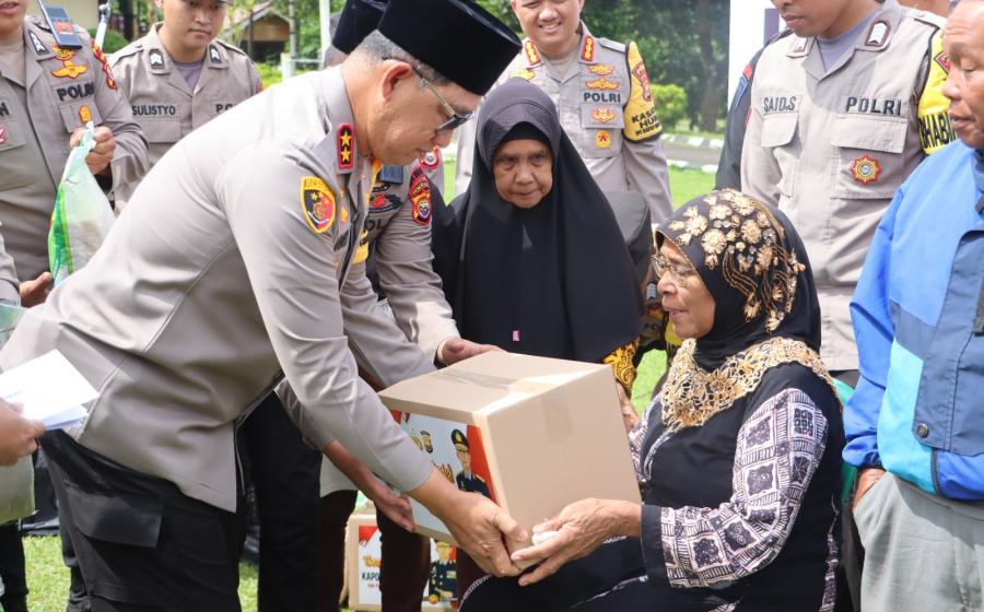 Polri Peduli, Kapolda Bengkulu Salurkan Bansos dan Bakti Kesehatan di Kepahiang