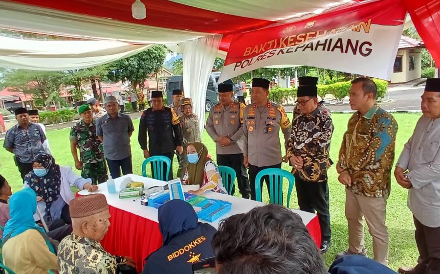 Dalam Rangka Bulan Suci Ramadhan,Kapolda Bengkulu Berikan Bansos Kepada Masyarakat Kepahiang