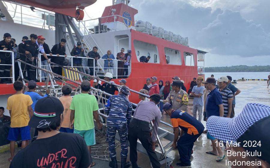 Personel Polsek Enggano Melaksanakan Pengamanan  Kedatangan Perdana Kapal Mh. Thamrin di Pelabuhan Malakoni Enggano