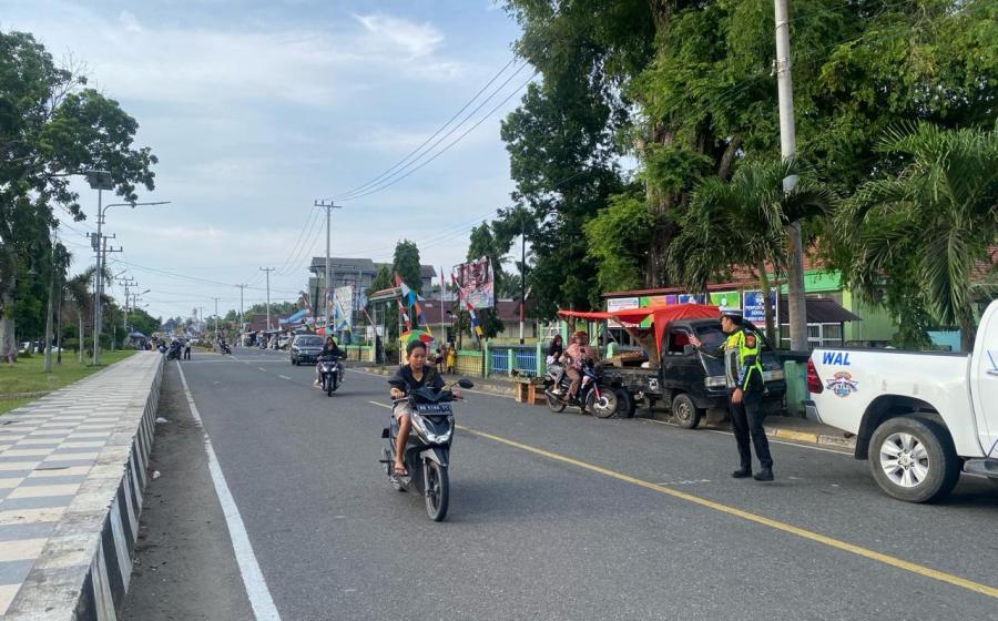 Personel Sat Lantas Polres Mukomuko Laksanakan Pengamanan Arus Lalin di Depan Pasar Tumpah 