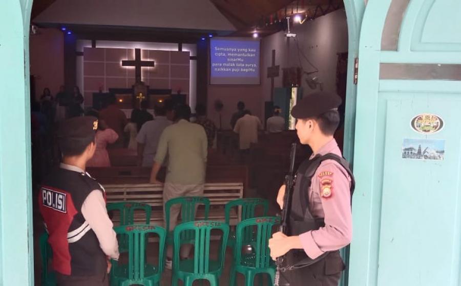 Personel Polres Kaur Laksankan Pengamanan Ibadah Umat Kristiani di Gereja 