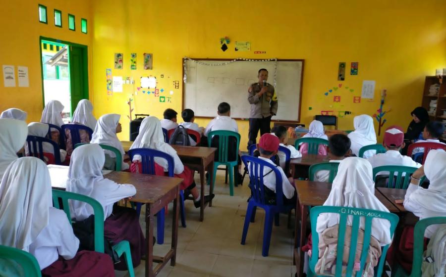 Police Go To School di SDN 32 Kaur, Bhabinkamtibmas Sampaikan Imbauan kepada Pelajar 