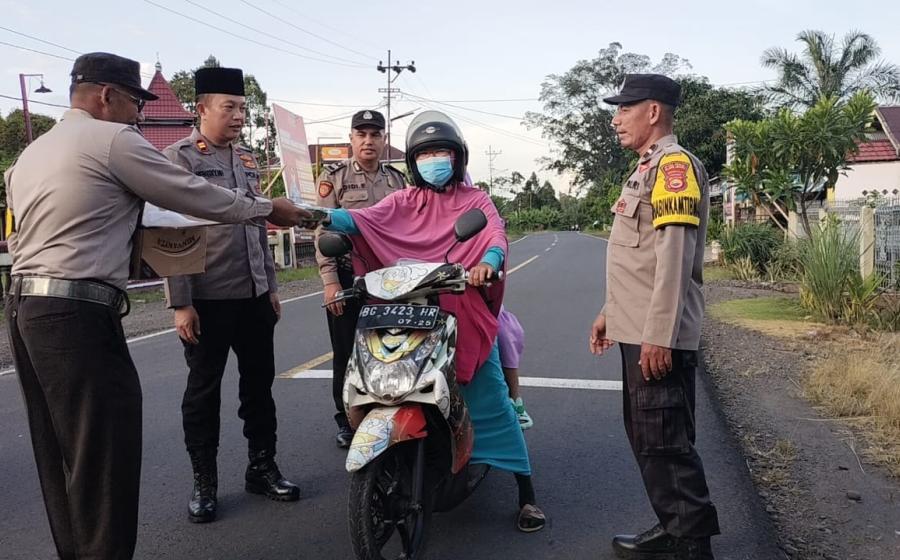 Polsek Padang Ulak Tanding Berbagi Takjil Kepada Masyarakat