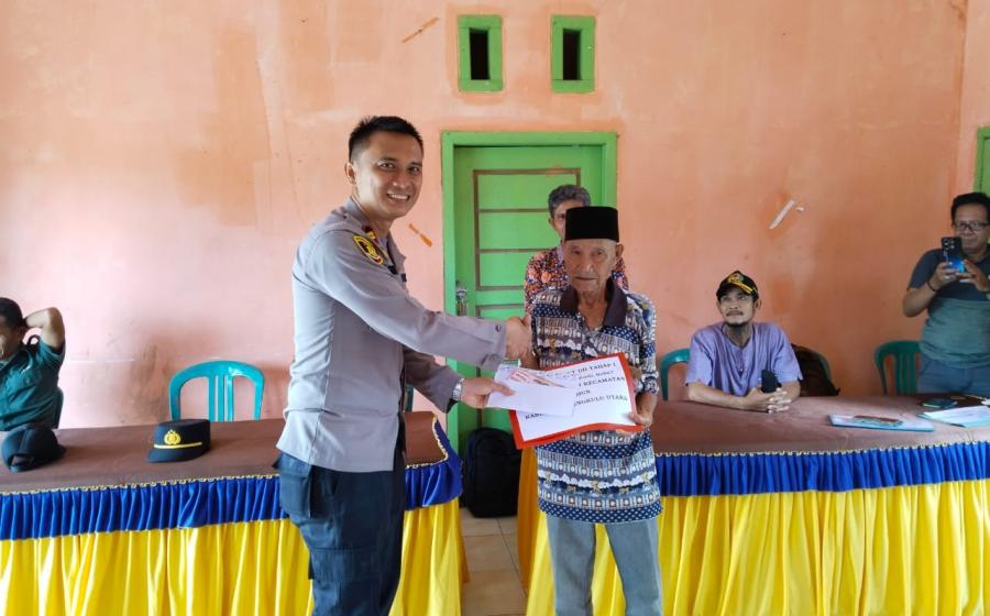 Kapolsek Hadiri Pembagian Bantuan Langsung Tunai (BLT) untuk Masyarakat