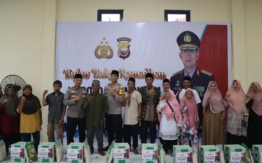 Kapolda Bengkulu Bagikn 100 Paket Sembako kepada Masyarakat Mukomuko 