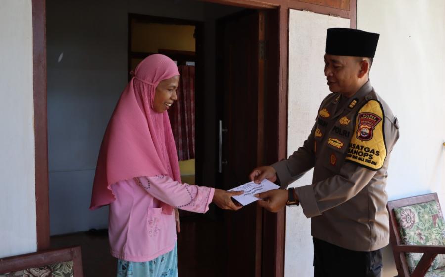 Polres Mukomuko Salurkan Zakat Fitrah Kepada Warga