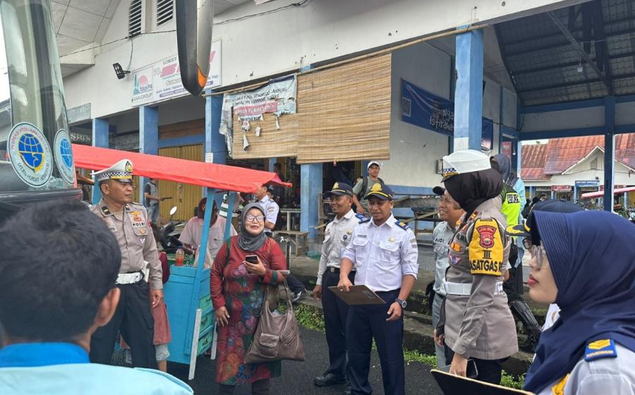 Polres Rejang Lebong Ramcek Transporatasi Umum dan Berikan Imbauan Kamseltibcarlantas kepada Sopir Armada 