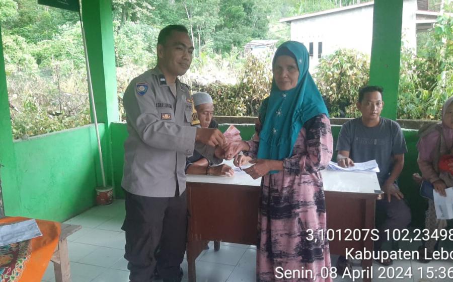 Sampaikan Imbauan, Bhabinkamtibmas Polsek Lebong Utara Hadiri Penyaluran BLT DD di Desa Embong