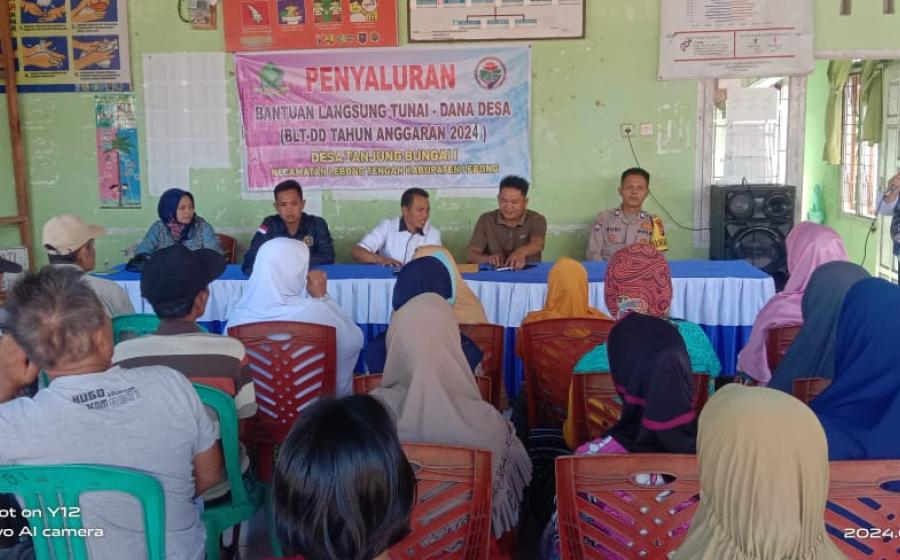 Bhabinkamtibmas Polsek Lebong Tengah Hadiri Penyaluran BLT DD di Desa Bunga Tanjung I