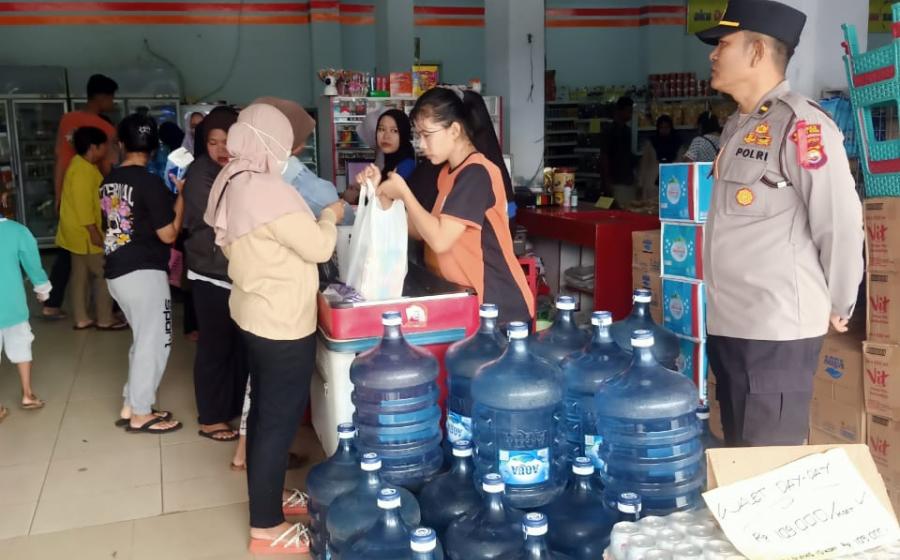 Jelang Idul Fitri Anggota Satbinmas Polres Bengkulu Utara Patroli Sambang di Minimarket 