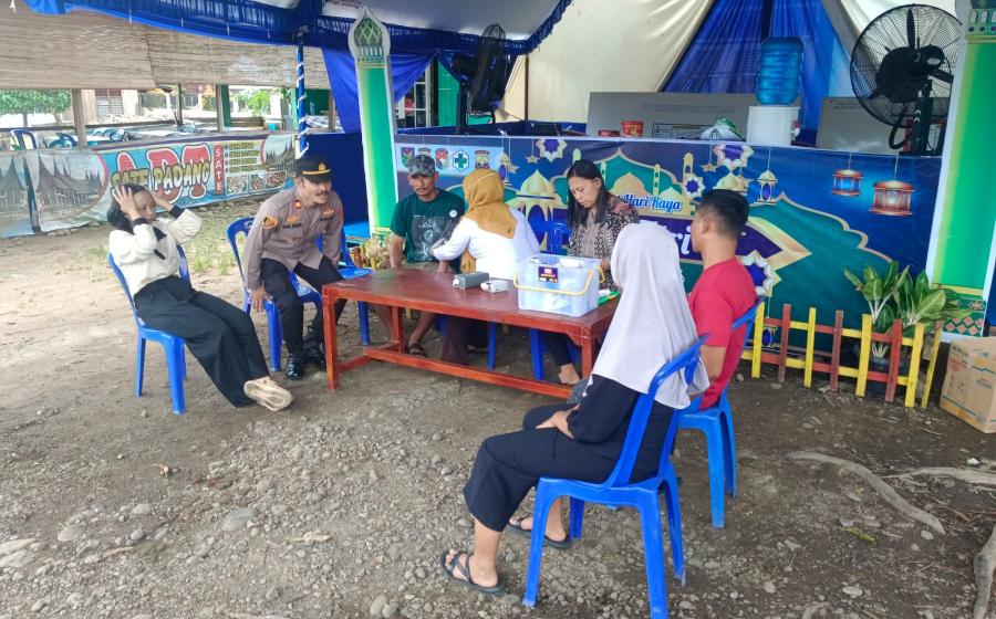 Patut Di Apresiasi, Personel Polres Mukomuko Bantu Supir dan Penumpang Pemudik yang Kelelahan 