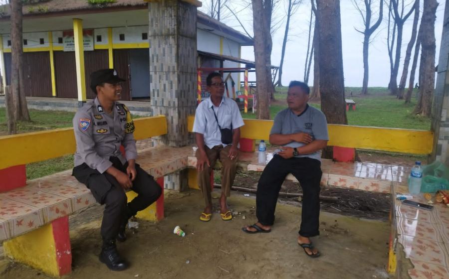 Personel Polsek Maje Laksanakan Pengamanan dan Sampaikan Imbauan Kepada Wisatawan Pantai Danau Kembar 